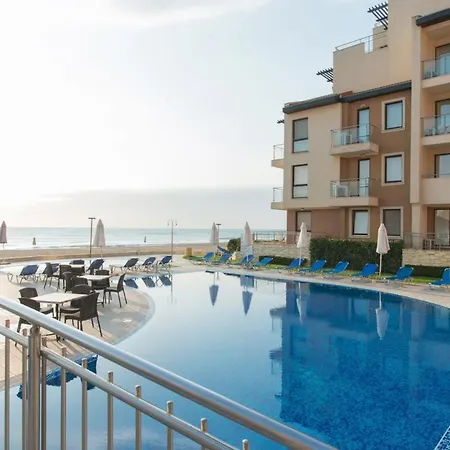 B022 With A Large Terrace And Direct Access To The Sea Apartment