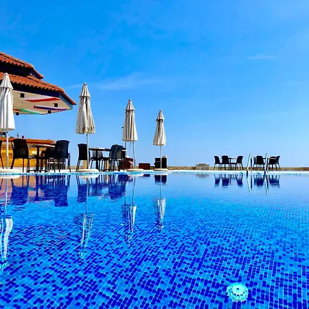 B022 With A Large Terrace And Direct Access To The Sea Apartment *