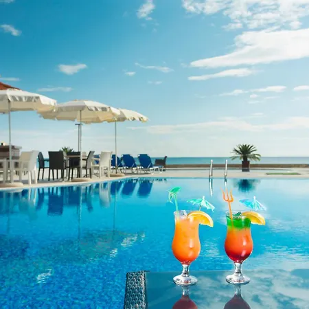 Apartment With A Large Terrace And Direct Access To The Sea *