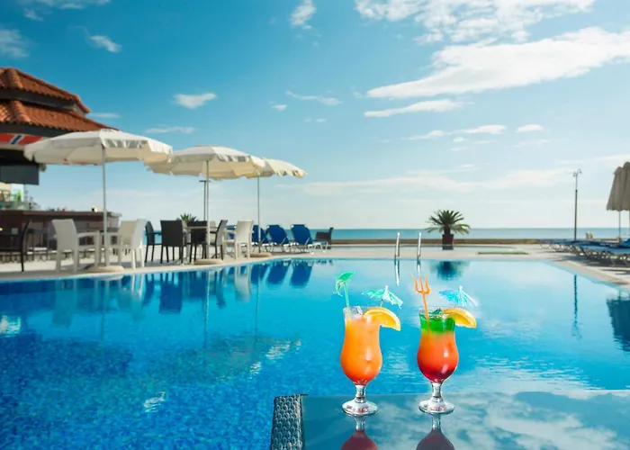 Apartment With A Large Terrace And Direct Access To The Sea *